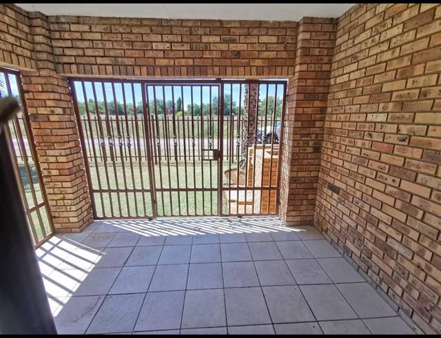 2 BEDROOM PROPERTY TO RENT IN DASSIE RAND